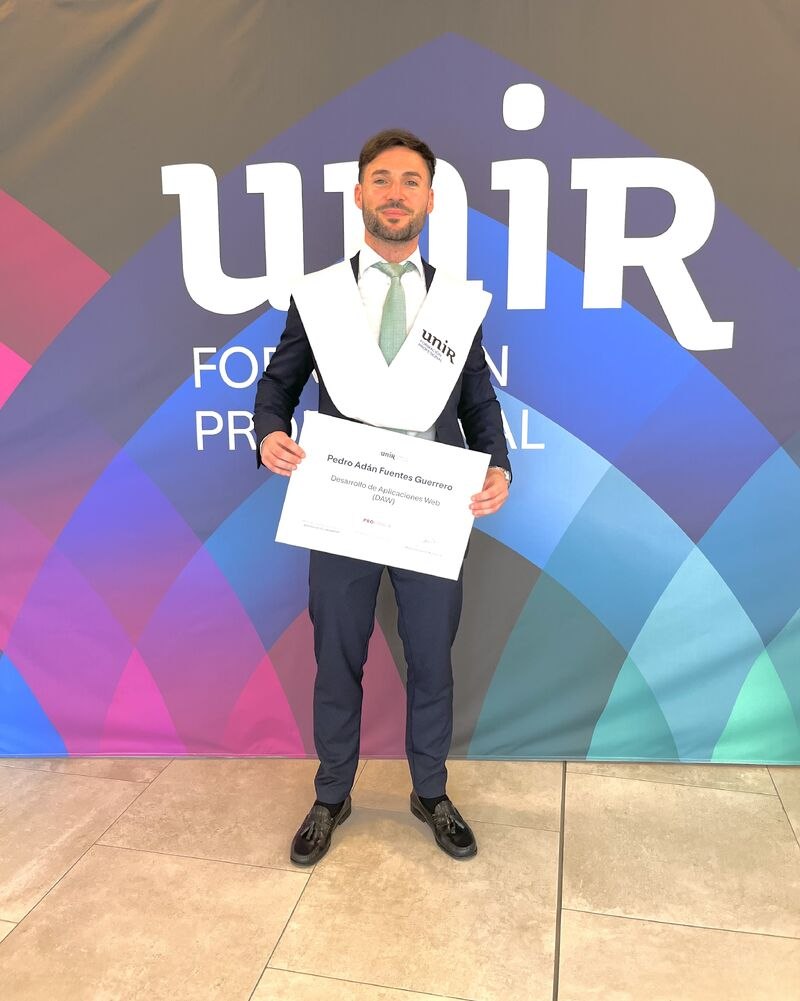 Pedro Fuentes en su graduación de Desarrollo de Aplicaciones Web en UNIR